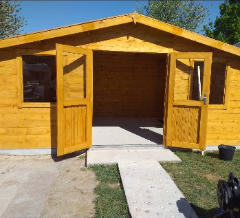 Abri de jardin en bois lasuré et terminé