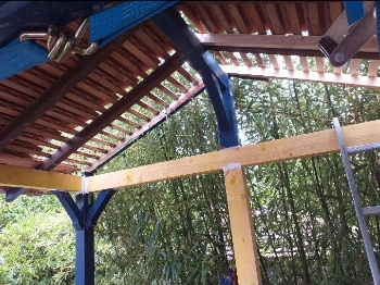 Montage de la charpente d’une pergola en bois