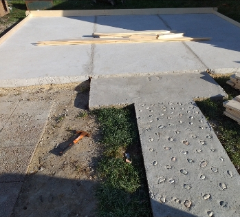 Dalle béton coulée pour recevoir un abri de jardin