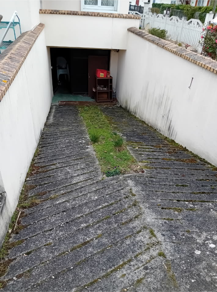 Descente de garage envahie de mousse à Conflans-Sainte-Honorine avant nettoyage