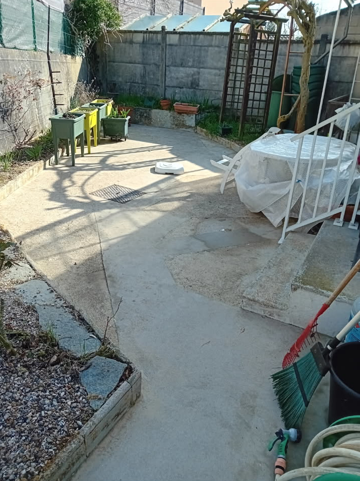 Terrasse nettoyée et débarrassée de la mousse à Jouy-le-Moutier