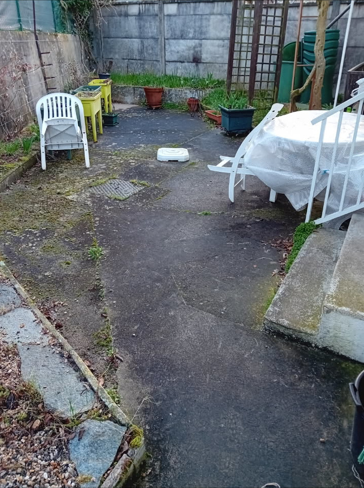 Terrasse en béton couverte de mousse à Jouy-le-Moutier avant nettoyage