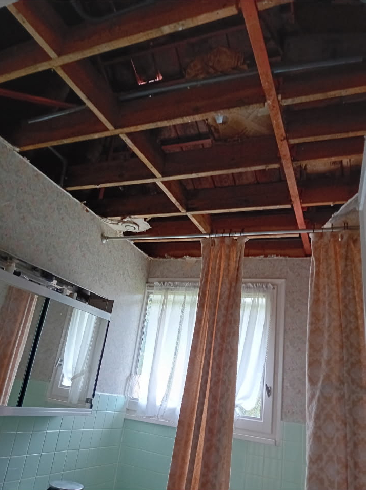 Plafond de salle de bain déposé jusqu’aux solives à Taverny