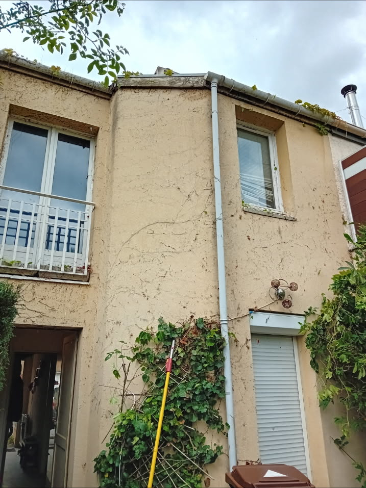 Façade dégagée après retrait complet du lierre à Jouy-le-Moutier
